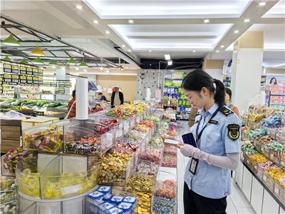 青陽縣市場監管局廟前市場監管所開展國慶節前旅游市場安全檢查，全面規范日用百貨銷售